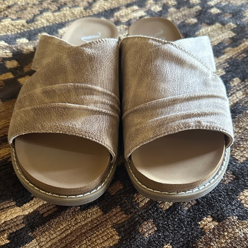 Very G Women's Taupe Mules - Picture 3 of 8